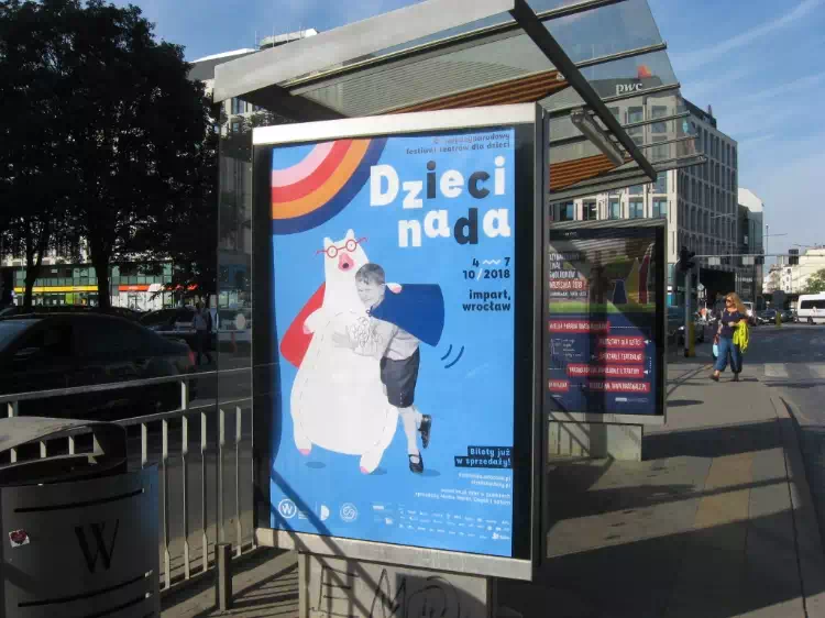 Reklama na przystanku autobusowym